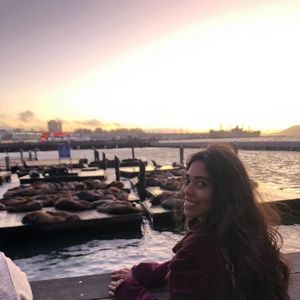 Meet your Posher, Júlia